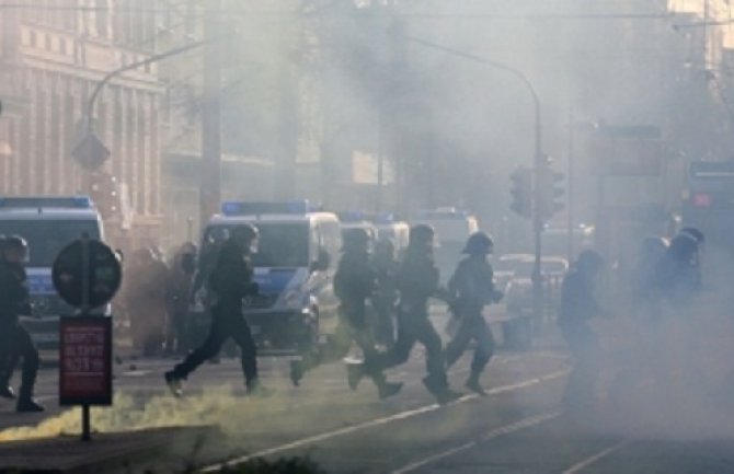 U neredima na protestu ljevičara u Lajpcigu ranjeno 70 policajaca