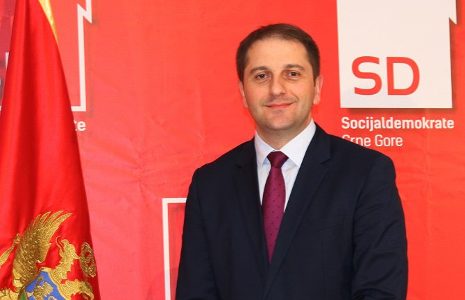 Ukinuti krizni porez, smanjiti zarade funkcionera