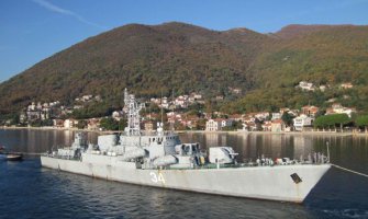 Fregata na doku u Bijeloj