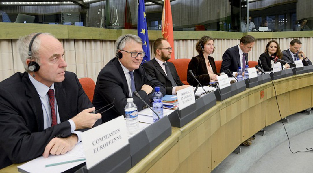 20151216EP029897AGEN051