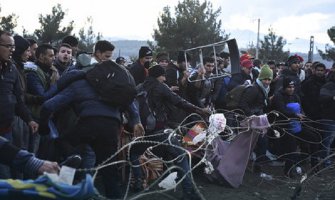 Holandiji: Demonstranti gađali policiju petardama