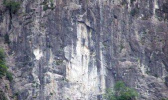 Bijela sjenka Ostroga osvanula na stijenama u Platijama!