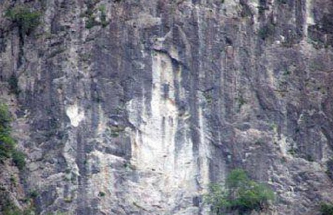 Bijela sjenka Ostroga osvanula na stijenama u Platijama!