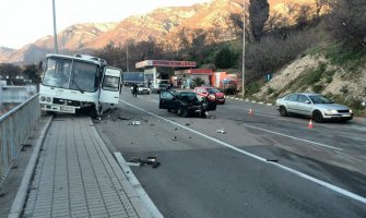 Sudar golfa i autobusa u Sutomoru, ima povrijeđenih