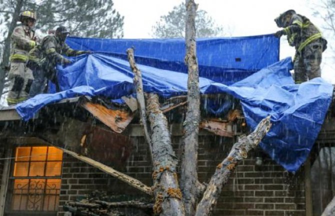 14 mrtvih u naletu oluja i tornada u SAD