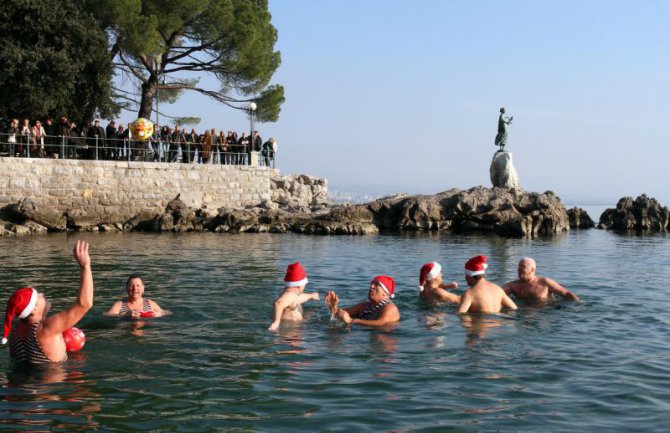 Tradicionalno novogodišnje kupanje u Puli i Rijeci