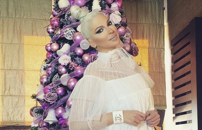 Jelena Karleuša gola kitila jelku(FOTO)