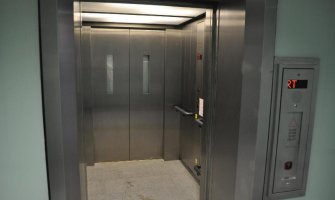 Mladić(25) izbavio ženu iz lifta, čestitao Novu godinu i preminuo