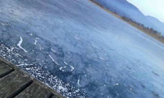 Plavljani napravili plažu na zaleđenom jezeru (Foto)