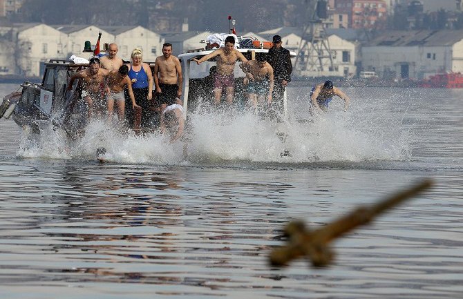 Pravoslavci u Turskoj tradicionalnim vađenjem krsta iz mora dočekuju Božić