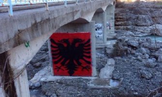 Grafit albanske zastave ponovo na mostu na Cijevni