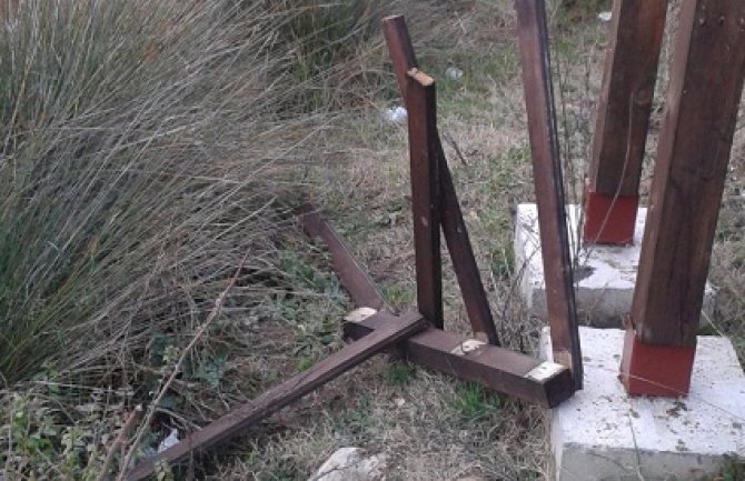 Nepoznati vandali demolirali osmatračnicu za ptice (Foto)