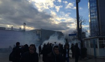 Priština: Kamenice, suzavac, zapaljeno i dvorište Vlade (Foto, Video)