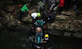 Meksiko: Autobus sa fudbalerima sletio sa mosta, poginulo 20, povrijeđeno 25 osoba