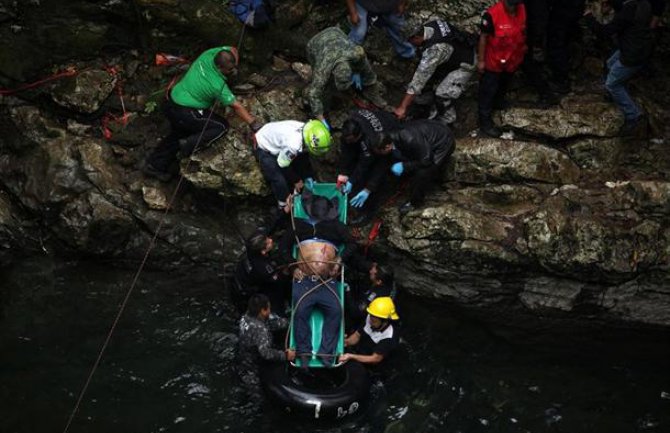 Meksiko: Autobus sa fudbalerima sletio sa mosta, poginulo 20, povrijeđeno 25 osoba