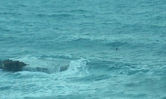 Još jedno zimsko kupanje: Mladić uskočio u  more sa doka na plaži Brijeg od Budve