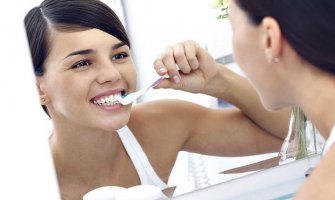 Tvrđa četkica bolja za pranje zuba, trudnice ne smiju kod zubara? Mitovi o zubima u koje se i dalje vjeruje