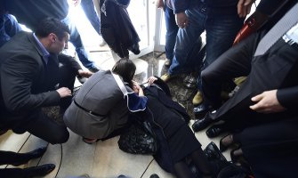 Novinarka se onesvijestila na Vučićevoj konferenciji(Video)