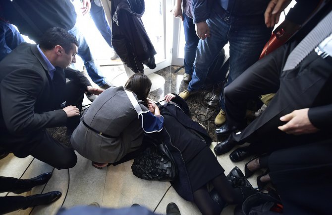 Novinarka se onesvijestila na Vučićevoj konferenciji(Video)