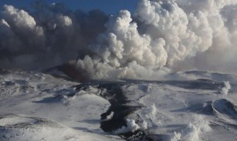 Erupcija vulkana na Kamčatki, stub pepela visok osam kilometara