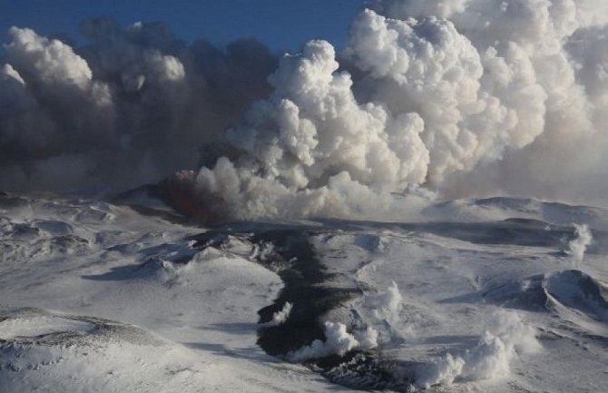 Erupcija vulkana na Kamčatki, stub pepela visok osam kilometara