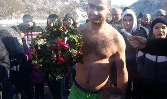 Bjelopoljac Veljko Korać prvi doplivao do krsta (FOTO)