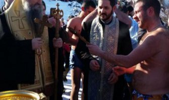 Beranac Nikola Knežević prvi doplivao do krsta