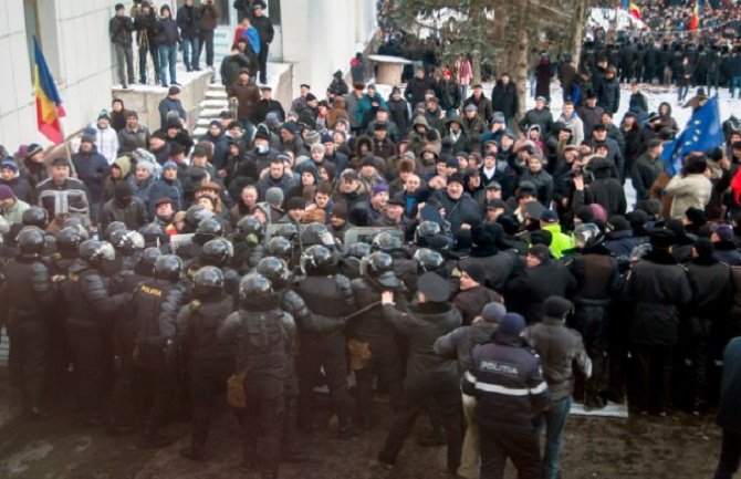 Haos u Moldaviji: Demonstranti upali u parlament