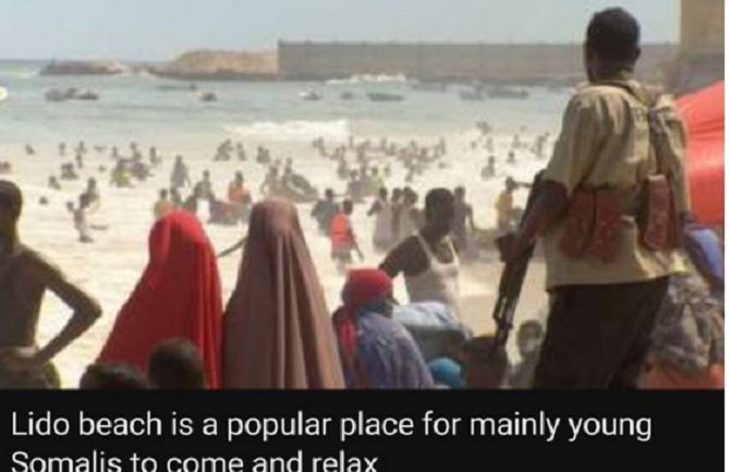Somalija: Automobil bomba eksplodirao u restoranu, napadači pucaju na ljude na plaži