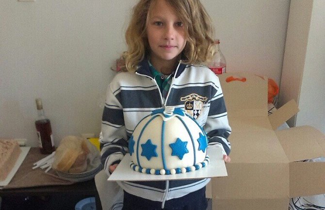 Nenad proslavio rođendan u svom stanu, poklone poslala i ministarka