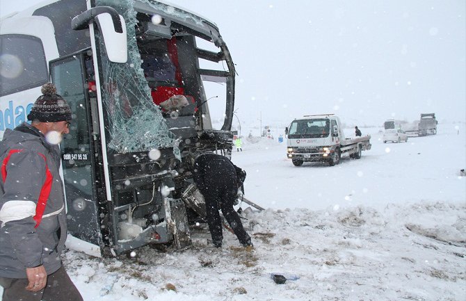 Težak sudar dva autobusa i kamiona u Turskoj, 17 osoba povrijeđeno