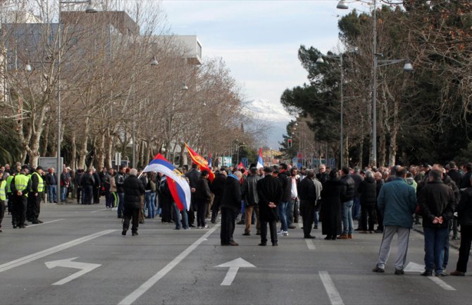 Protest DF-a  ispred Skupštine