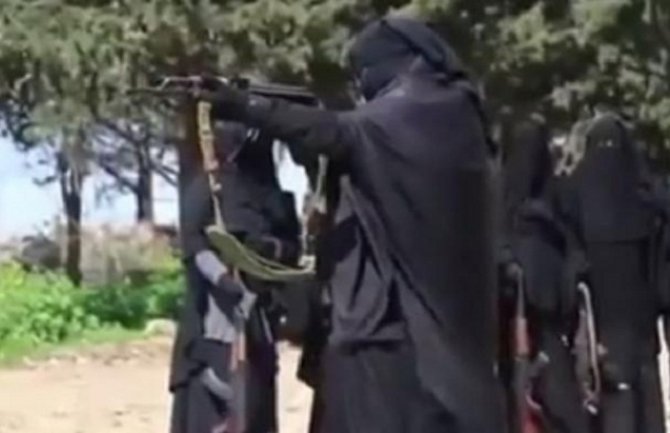  Žena s Kosova vođa kampova ID u Siriji