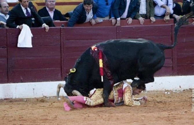 Matador u areni sa bebom u naručju izazvao polemiku (Foto)