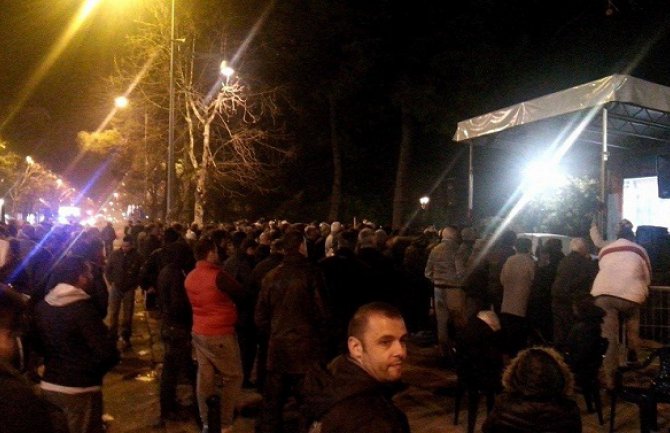 Da nam se pridruže svi koji su glasali protiv da bi se dogovorili o novim protestima