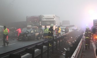 Novi podaci o lančanom sudaru: Slupalo se 70 vozila, poginule četiri, povrijeđeno 30 osoba (Foto, Video)