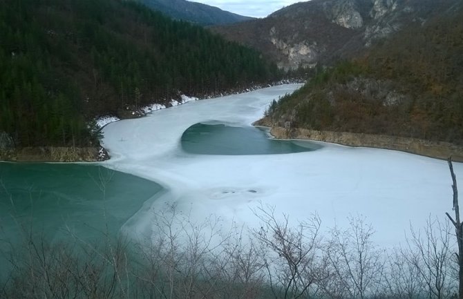 Ljepota prirode: Topljenje leda na jezeru u Otilovićima(FOTO)