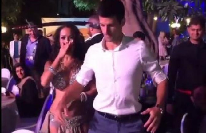 Novak Đoković u Dubaiju pokazao kako se igra trbušni ples (VIDEO)
