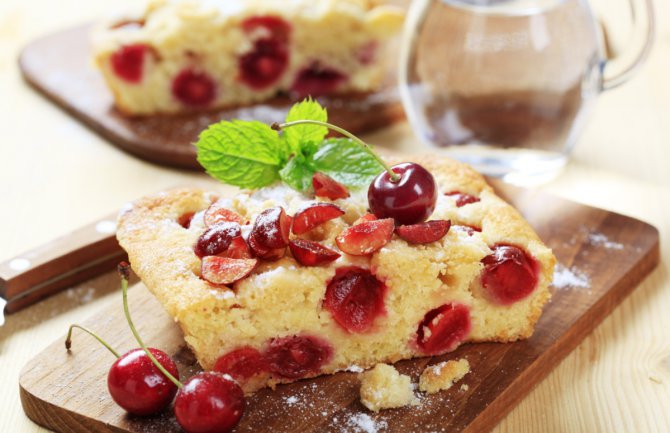 Kolač sa višnjama i bijelom čokoladom