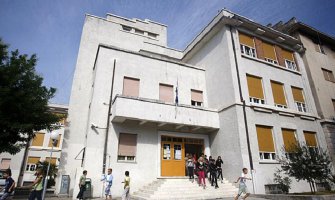 Sedmaci pretukli nastavnicu istorije