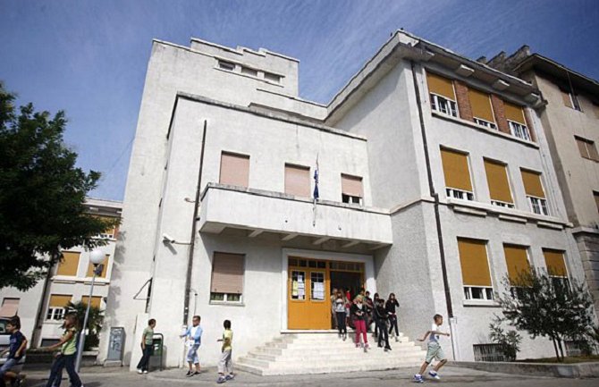 Sedmaci pretukli nastavnicu istorije