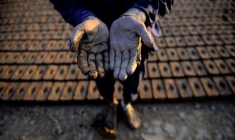 Mladići rade od jutra do mraka za pet dolara (FOTO)