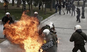 Atina: Sukobi policije i demonstranata zbog penzionih reformi (Video)