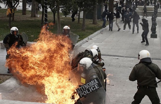 Atina: Sukobi policije i demonstranata zbog penzionih reformi (Video)