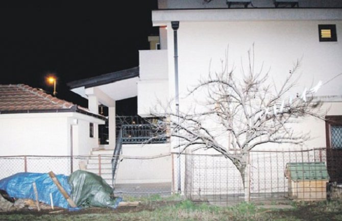 Lopovi upali u porodičnu kuću Stevana Jovetića, ubijen komšijski pas