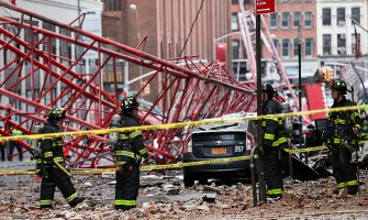 Haos na Menhetnu: Kran se srušio, smrskana vozila, ima mrtvih (FOTO)