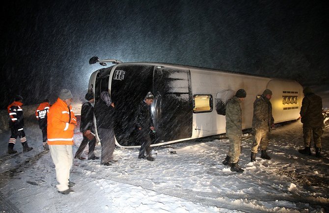 Prevrnula se dva autobusa, povrijeđeno 69 osoba