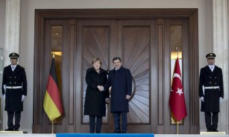 Davutoglu uz najviše državne počasti primio kancelarku Merkel