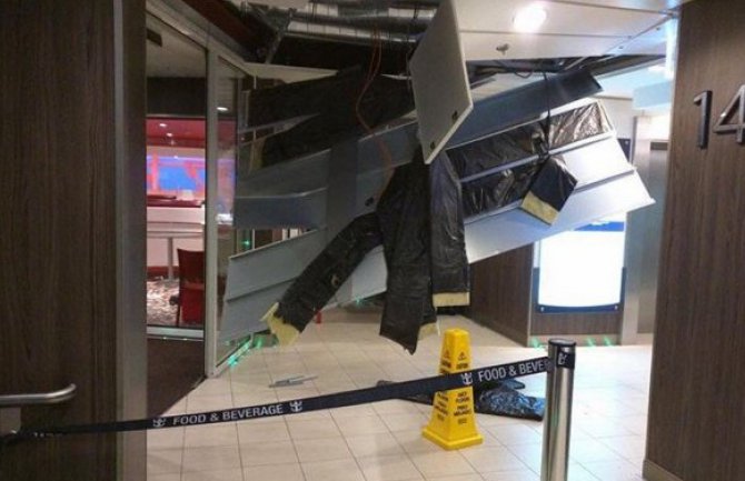 Talasi se poigravali sa luksuznim kruzerom kao sa igračkom(VIDEO)