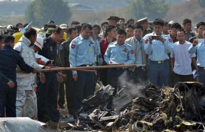 Vojni avion pao na kuću, poginuli članovi posade (FOTO)